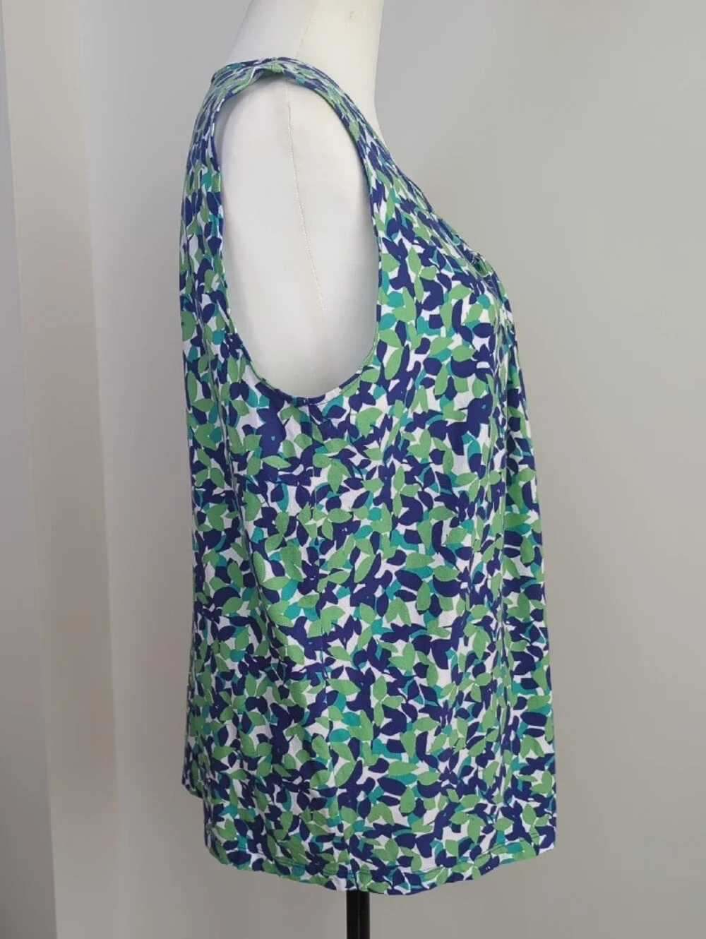 Talbots Twist Front Sleeveless V-Neck Blouse Green Blue Confetti Leaf LARGE